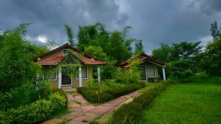chitvan-jungle-lodge-kanha-frontview