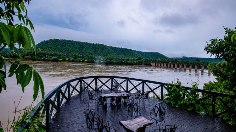 tendu leaf jungle resort river view